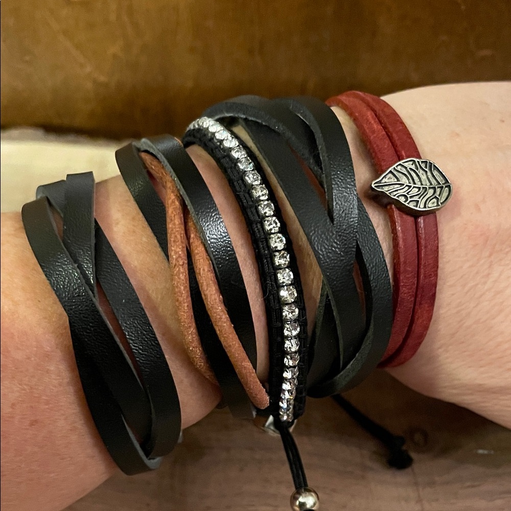 Black leather bracelets with one rhinestone and red leather bracelets (5)